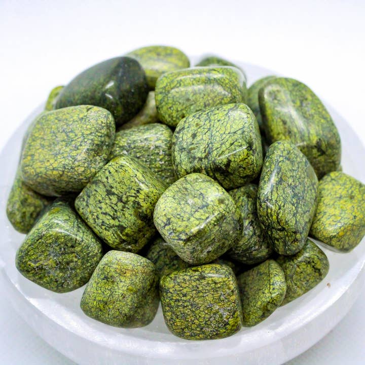 Serpentin Tumlad 10-20mm 1 KG för wholesale av Quasar Gems USA