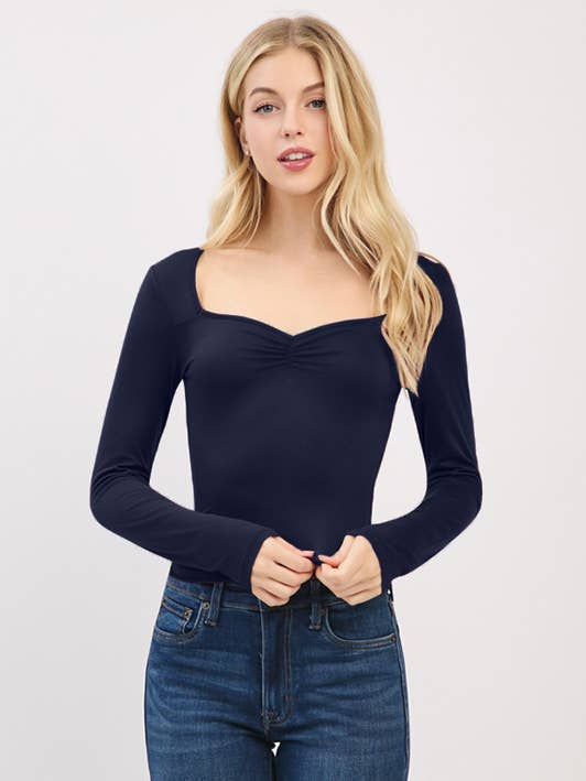 JT56670L - HAUT À ENCOLURE CŒUR AVEC MANCHES LONGUES FRONCÉES pour la vente par Heart & Hips