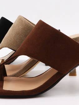 SANDÁLIA DE SALTO BAIXO DOURADA E PRATEADA COM ANEL DE DEDO por atacado de Andrea Bijoux