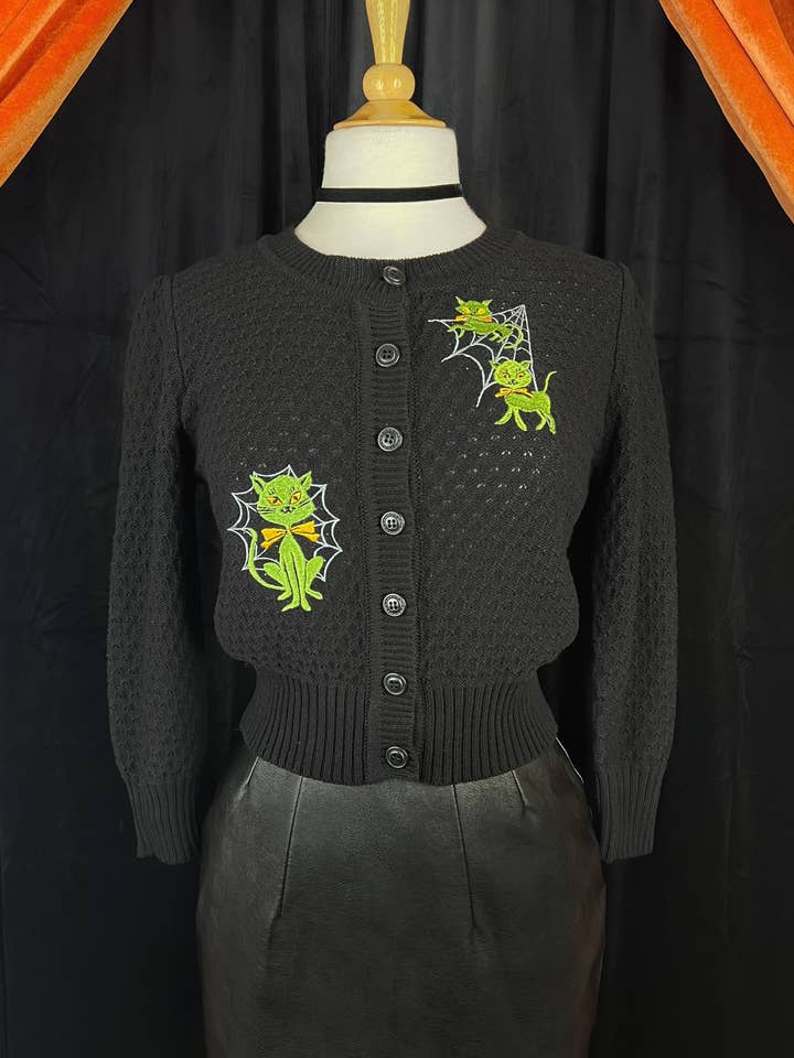 Cardigan court Meow Trap en noir pour la vente par Mischief Made
