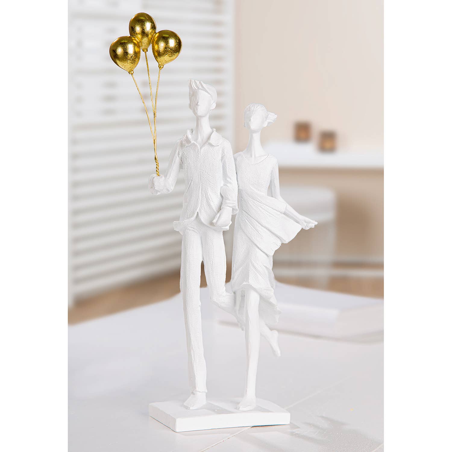 White Couple Sculpture H.31 cm for wholesale on Faire1