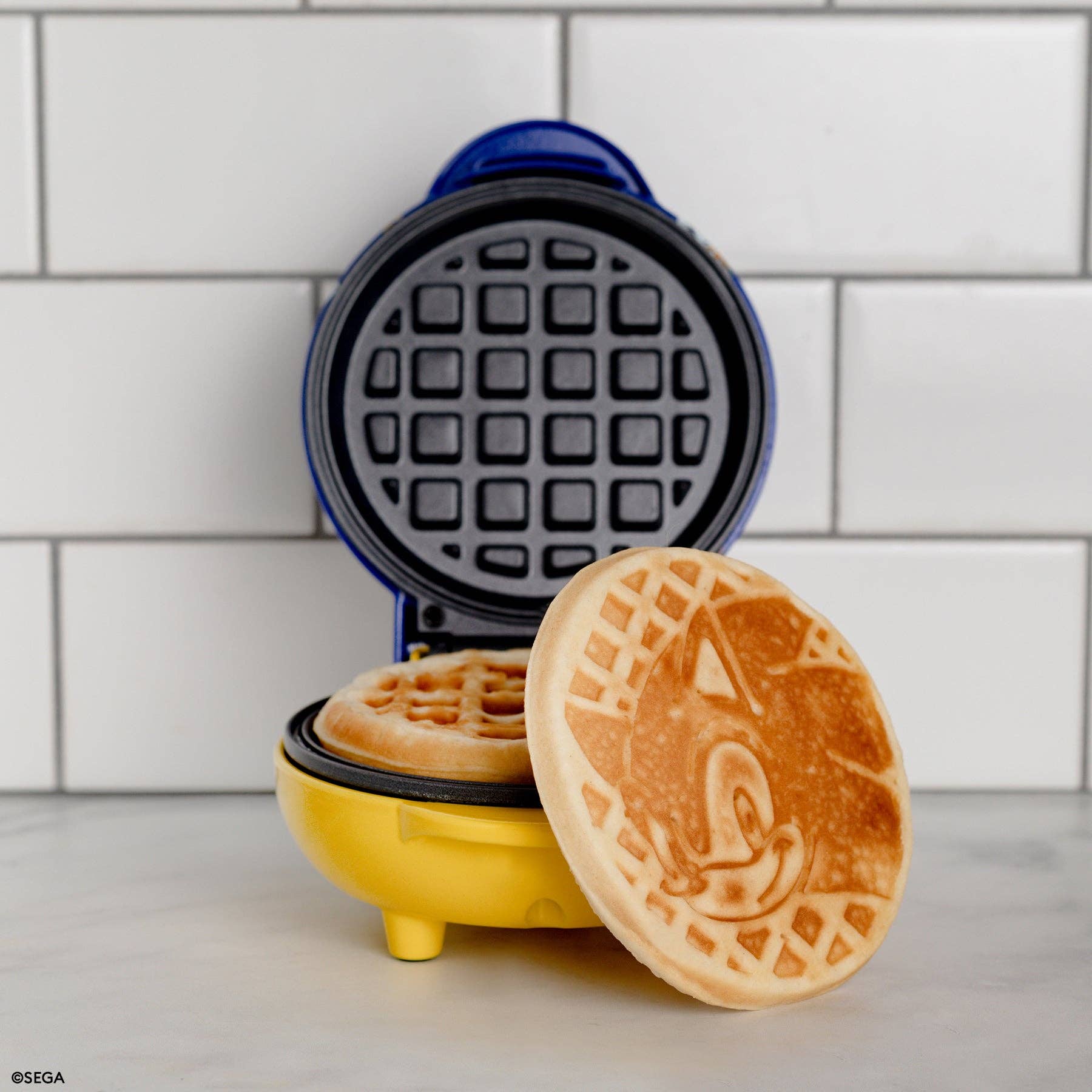 Uncanny Brands - Wholesale Kitchen Appliance - Uncanny Brands Sonic the Hedgehog Mini Waffle Maker3