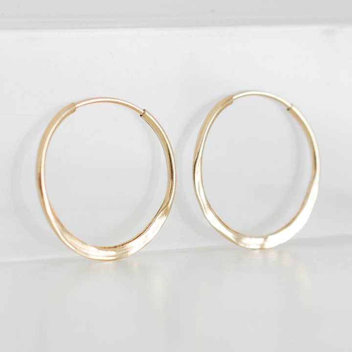 14k gouden gevulde gehamerde hoepels voor wholesale door Fawn And Rose