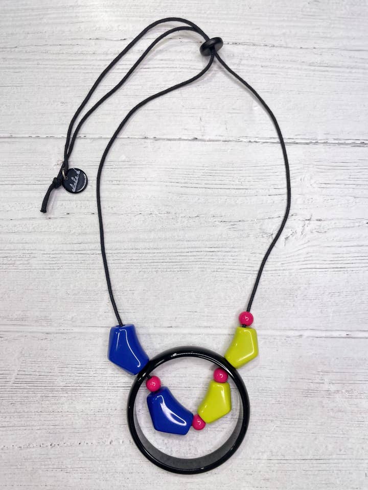 Alisha.D flerfärgat halsband med öppet ringhänge för wholesale av LIOR / ALISHA D