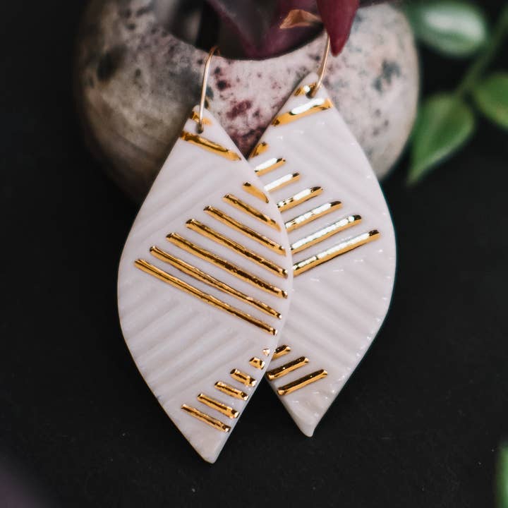 pendientes de hoja grabada con acento dorado para venta al por mayor de Remnant Studios