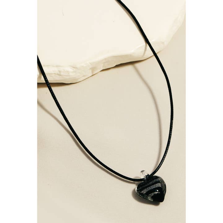 Anarchy Street – Engroshandel Halskæde med vedhæng – Glas hjerte vedhæng trådhalskæde1