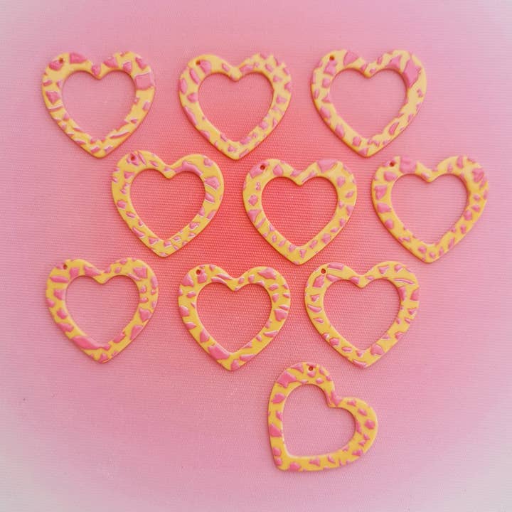 Cuori acrilici gialli e rosa per la vendita all'ingrosso da parte di Pampa Mia