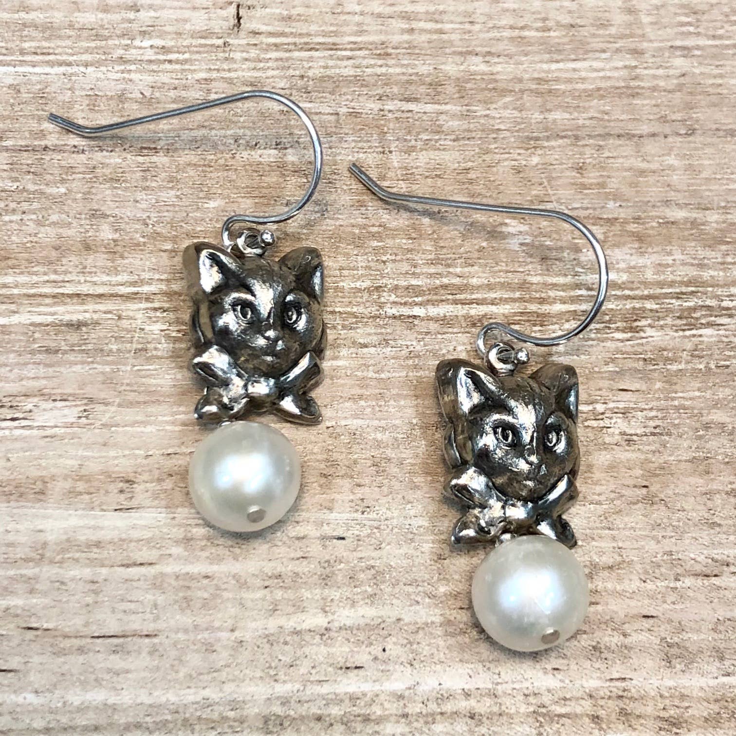 Lorraine Frances Jewelry - Wholesale Dangle Earrings - Fancy Cat With Bow & Pearl Earring1