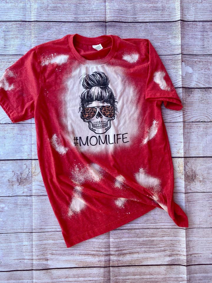 Red Skull MomLife Bleach tee | MomLife Skull | Bleach MomLife shirt | Bleach shirt | Bleach t-shirt | Bleach mom life skull | Mom life skull | Bleach mom life voor wholesale door Cute As A Rustic Button