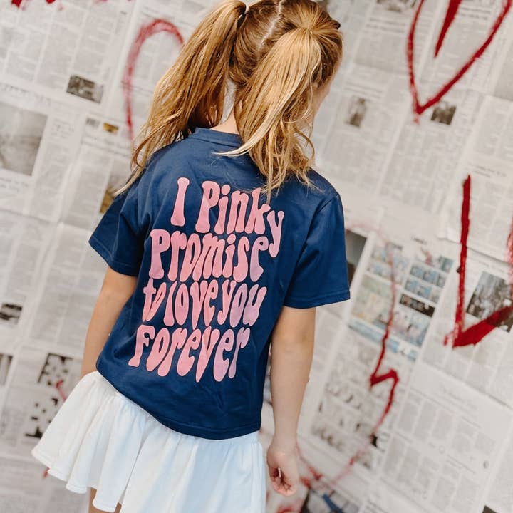 PINKY LØFTE AT ELSKE DIG FOR EVIGT | Print foran & bagpå | Børne T-shirt for engroshandel hos Minimalist Folk Co.