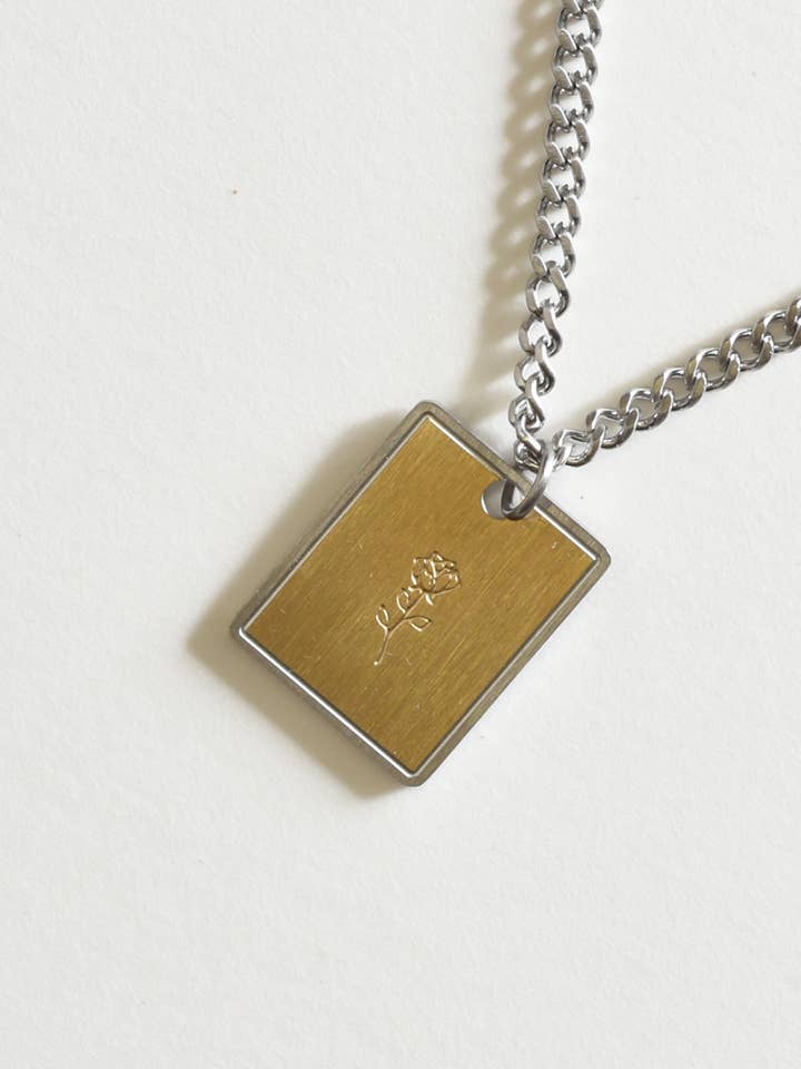 Catenina con pendente rosa per la vendita all'ingrosso da parte di Curated Basics