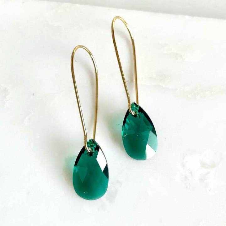 Lange smaragdgrønne dråbeøreringe for engroshandel hos Love Your Bling®