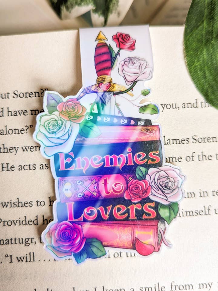 Marque-page magnétique pile de livres d'ennemis à amants pour la vente par Tales & Tomes