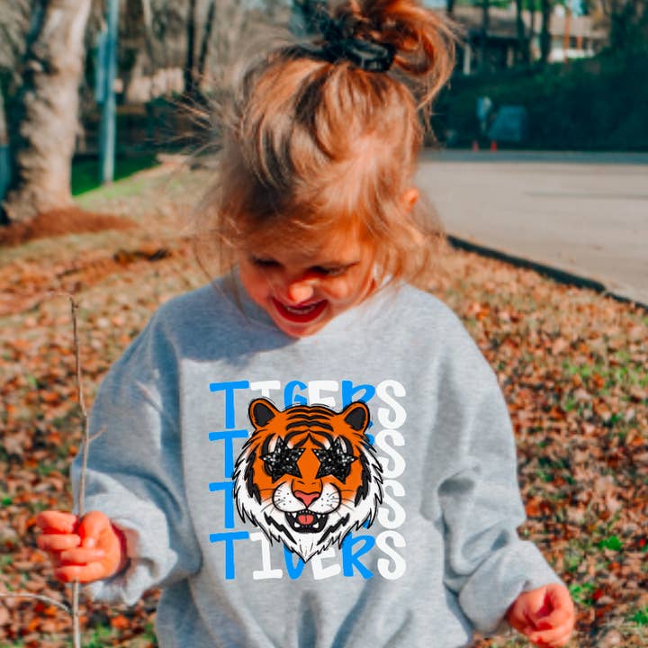 SWEATSHIRT EMPILÉ TIGRE PRÉPPY BLEU ET BLANC JEUNESSE ENFANTS pour la vente par Gia Gifts Boutique