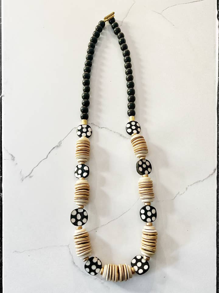 Coconut Wood & Bone Bead Halskette - Schwarz & Weiß gepunktet für den Großhandel von GentrybyJenna