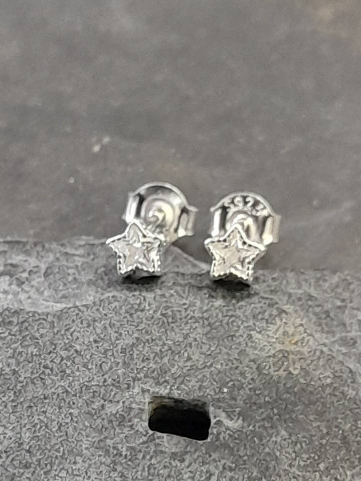 SS747B - 4MM CZ STJÄRNSTIFT för wholesale av Bluelily925silver