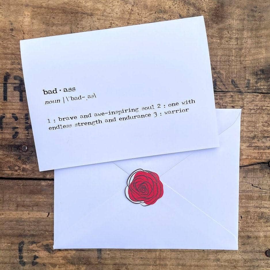 Alison Rose Vintage – Engroshandel Opmuntringskort – badass definition lykønskningskort i skrivemaskine skrifttype1