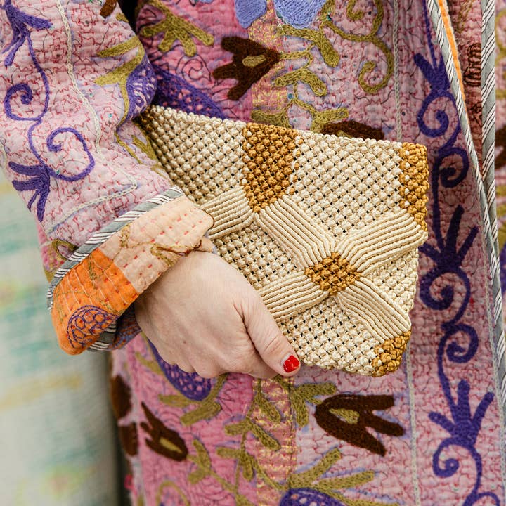 Pochette en macramé fait main - Champagne et Caramel pour la vente par Rahab's Rope