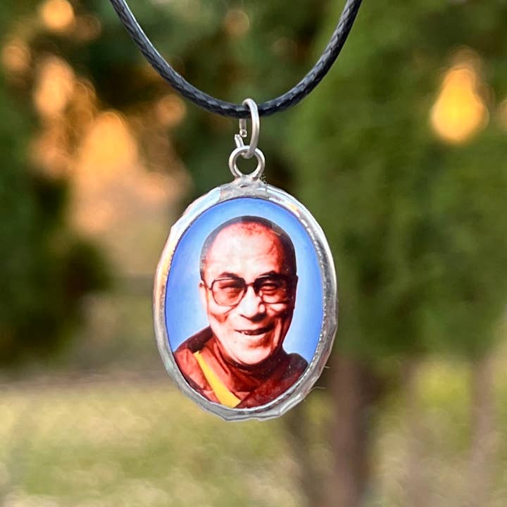 Lungta Imports – wholesale Hänge-/berlockhalsband – Dalai Lama emalj hänge yoga meditation halsband smycken