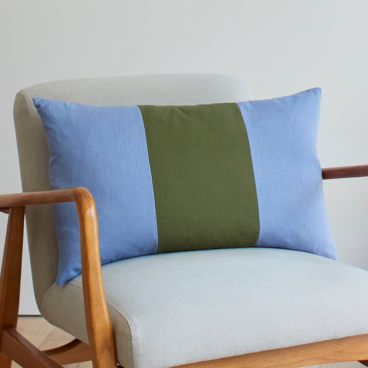 Trefarvet linnedpude med blok - Denim/Jungle for engroshandel hos Catherine Colebrook