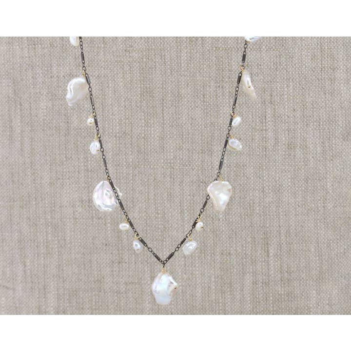 Collier en argent oxydé et or avec perle Keishi blanche N-3555 pour la vente par Alicia Van Fleteren Jewelry Design