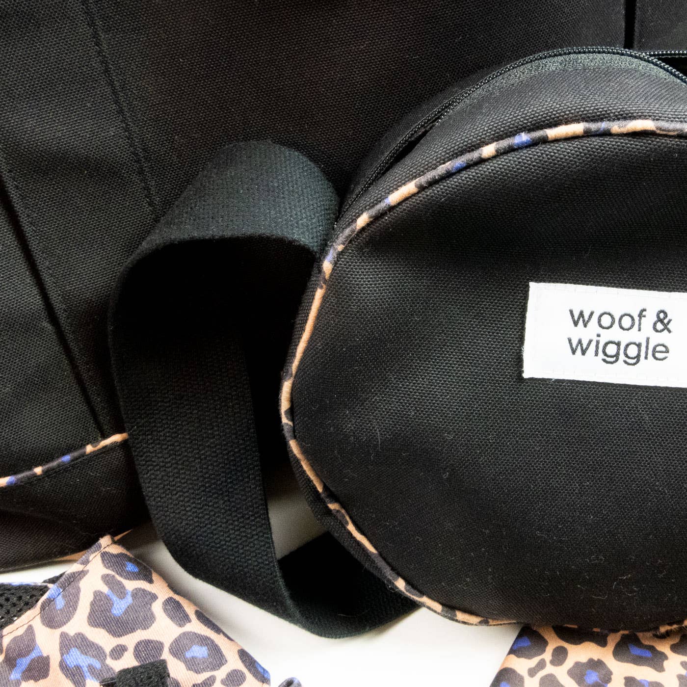 woof & wiggle - Wholesale Pet Carrier - Dog - Oh La La Leo dog bag7