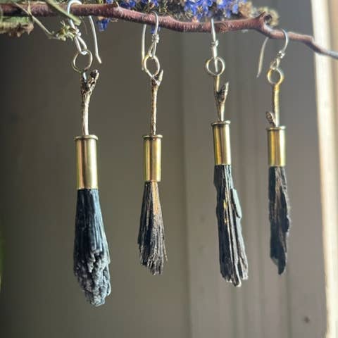 Messing Forest Witch Broom enkelt ørering for engroshandel hos The Dwelling Gem