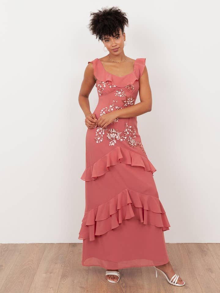 Robe maxi rose moyen Maya ornée de volants avec dos à découpe goutte d'eau pour la vente par Plaza Collection Ltd