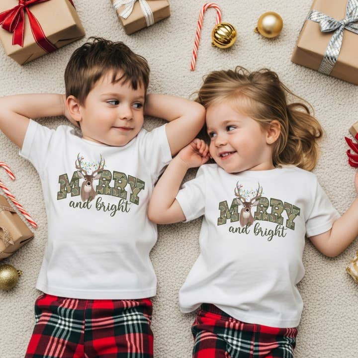Camo Merry And Bright Ungdoms Søskende Jul Gildan T-shirt for engroshandel hos Posh Magnolia Boutique