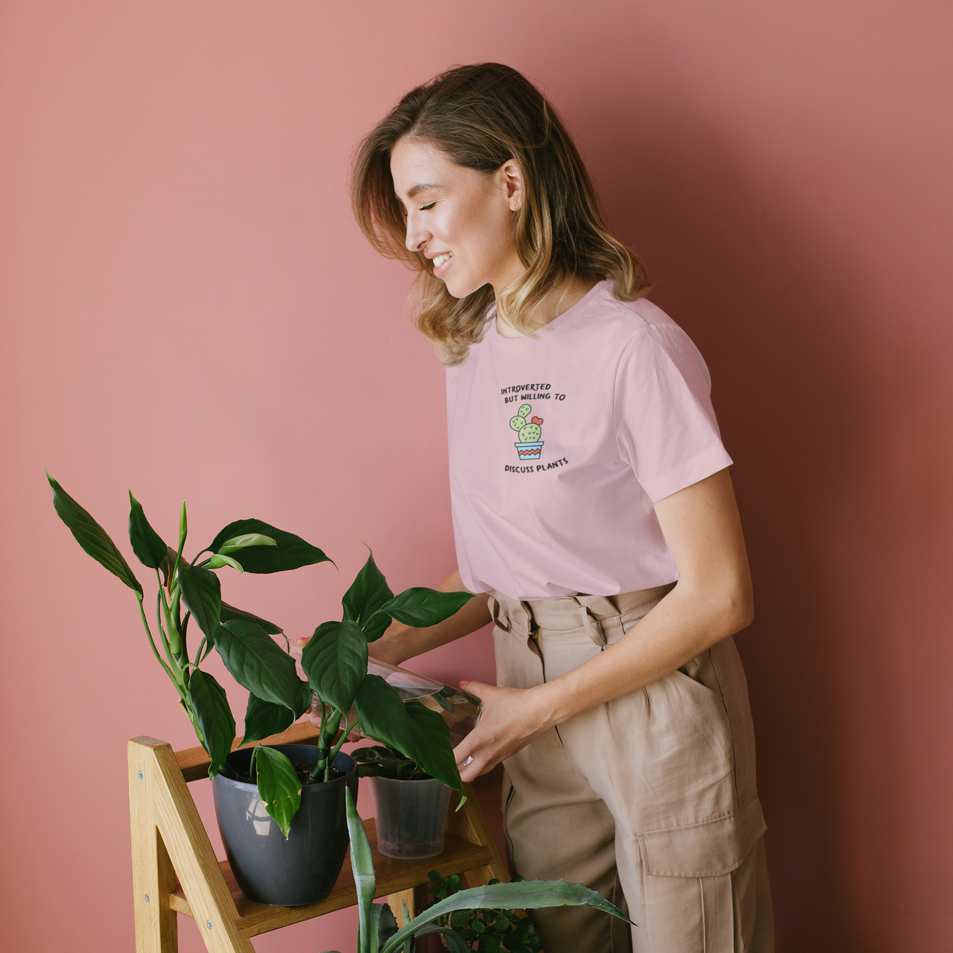 Oat Milk Club - Vente T-shirt sérigraphié – femme - T-shirt en coton bio « Introverti mais prêt à parler plantes »6