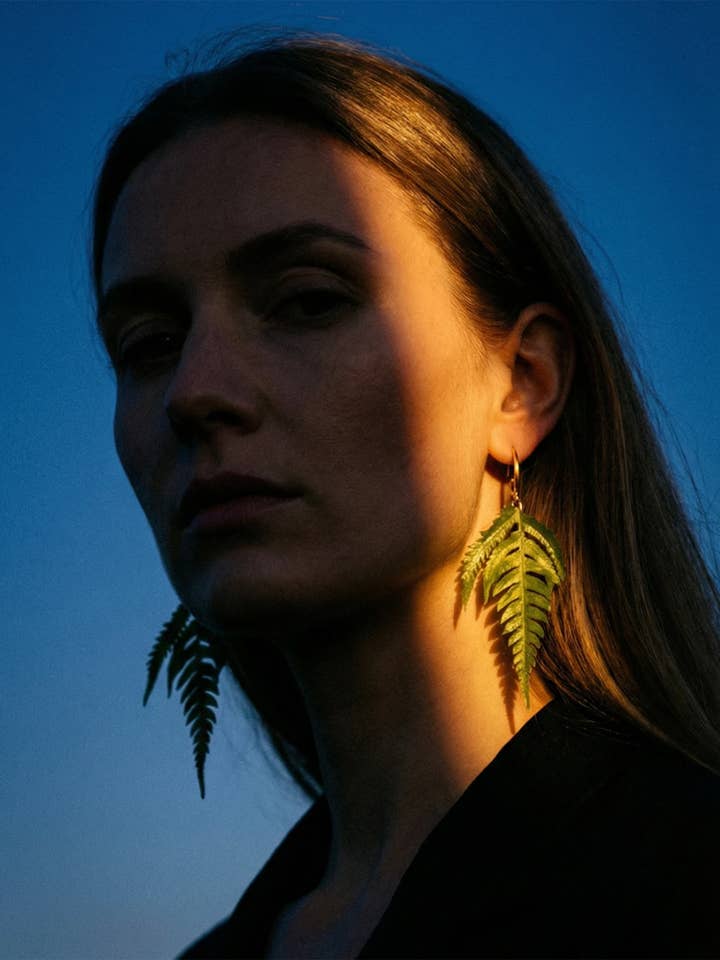 Boucles d'oreilles en fougère d'autruche roi du Manitoba pour la vente par Lakoo Designs