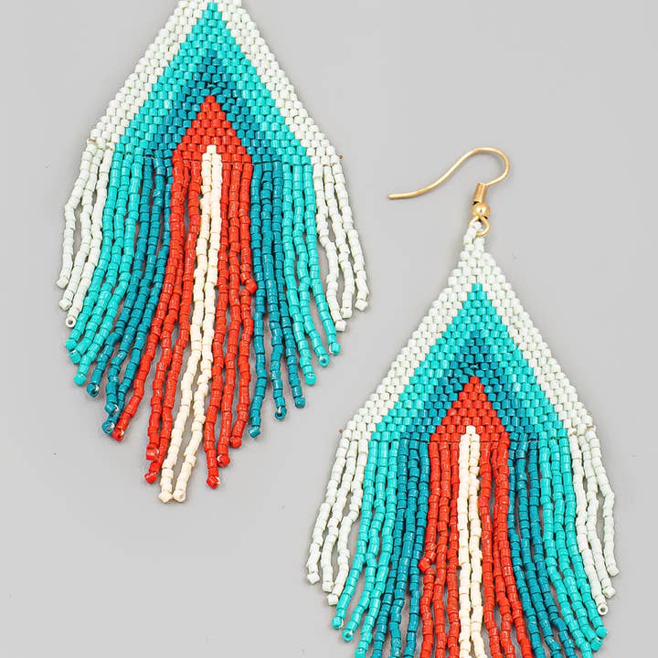 Hängeohrringe mit dreieckigen Samenperlen und Fransen für den Großhandel von The Looks by Fame Accessories