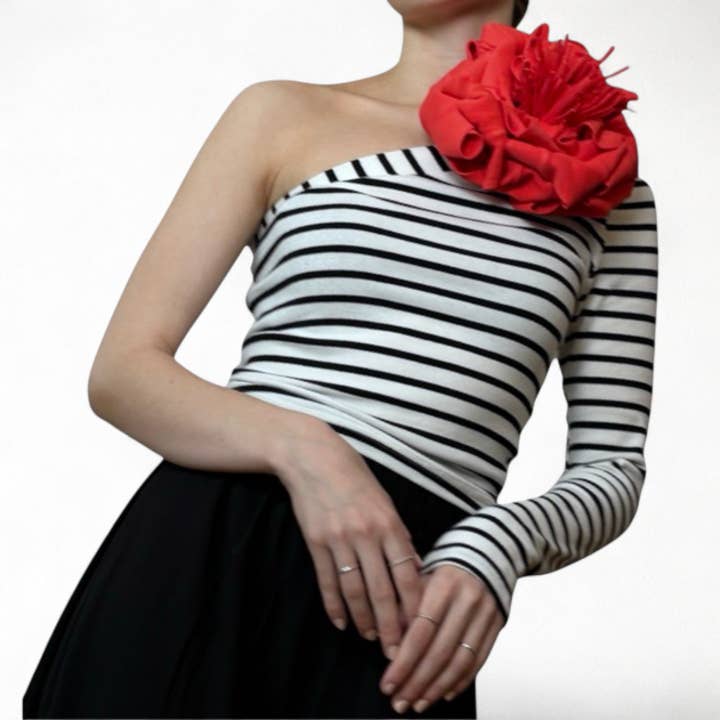 London Atelier Byproduct - Vendita all'ingrosso Camicetta - Donna - Top a righe con una manica e spilla a forma di fiore rosso4