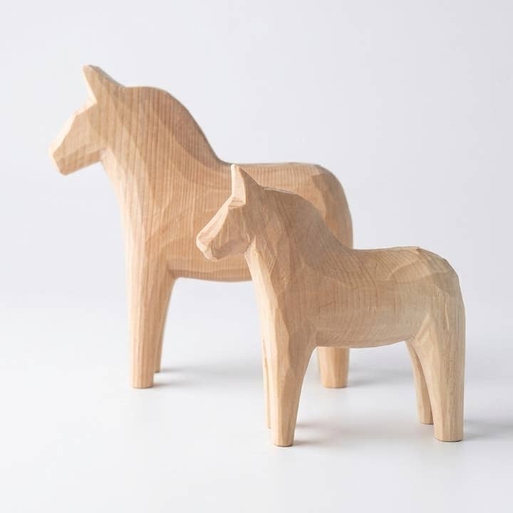Cheval Dala en bois naturel – design scandinave pour la vente par Dalaart