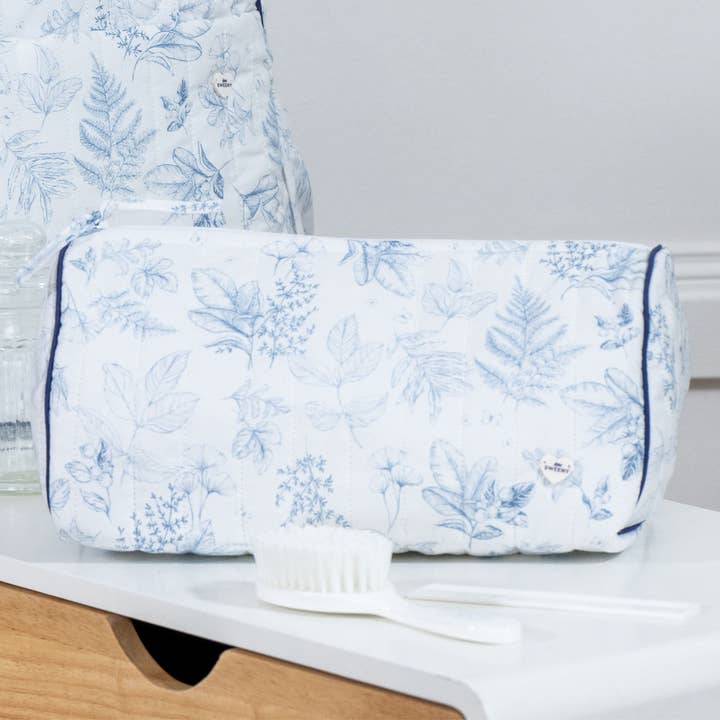 Toile de Jouy | Blaue gesteppte Kulturtasche aus Baumwolle für den Großhandel von Bebe Sweeny