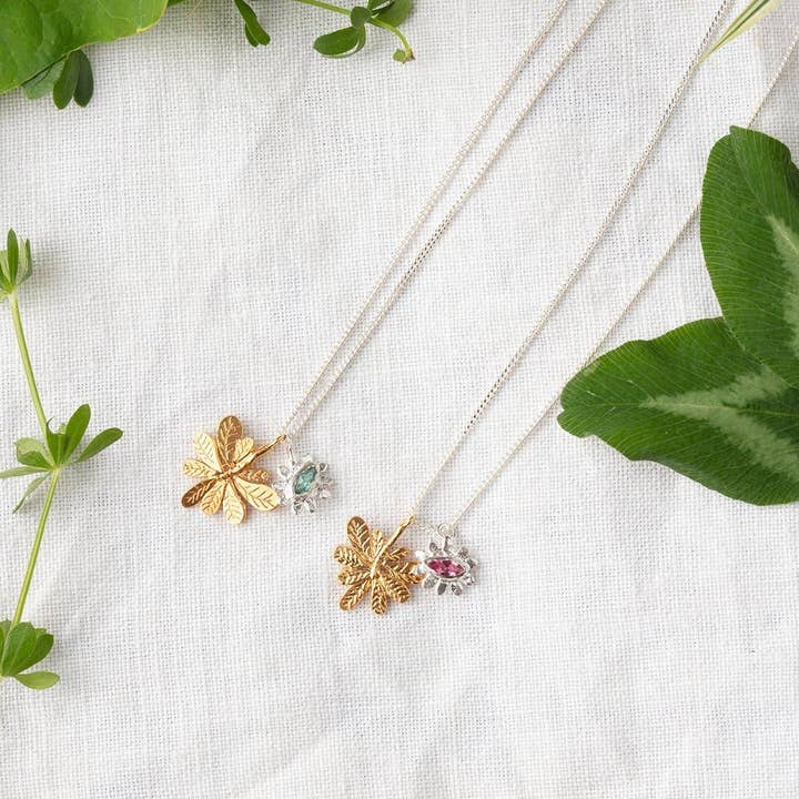 Amanda Coleman Jewelry - Venta al por mayor Collares con colgantes/abalorios - Collar de flor marquesa y hoja de Aralia