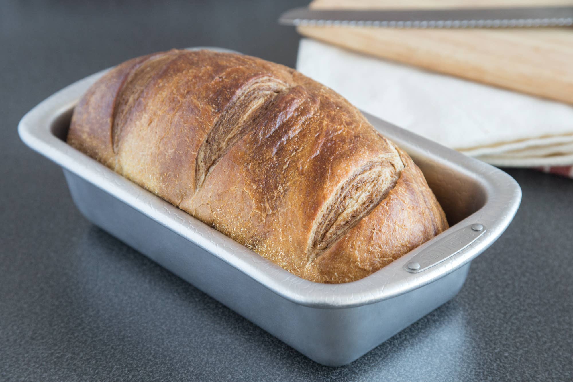 Fox Run Brands - Vendita all'ingrosso Teglia per pane - Teglia per pane in alluminio testurizzato Doughmakers Pebble, 8,5 «x 4,5"2