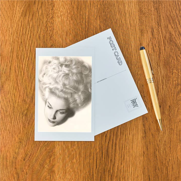 Found Image Press – wholesale Vykort – Vykort FN-138 Kvinnans huvud med massor av blont hår1