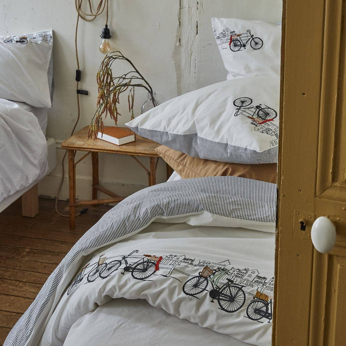 Sylvie Thiriez - Wholesale Flat Sheet - Embroidered flat sheet Amsterdam1