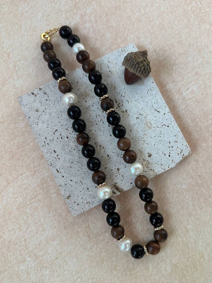 NISHA Perlen- und Ebenholzhalskette für den Großhandel von ZEN&CO Studio