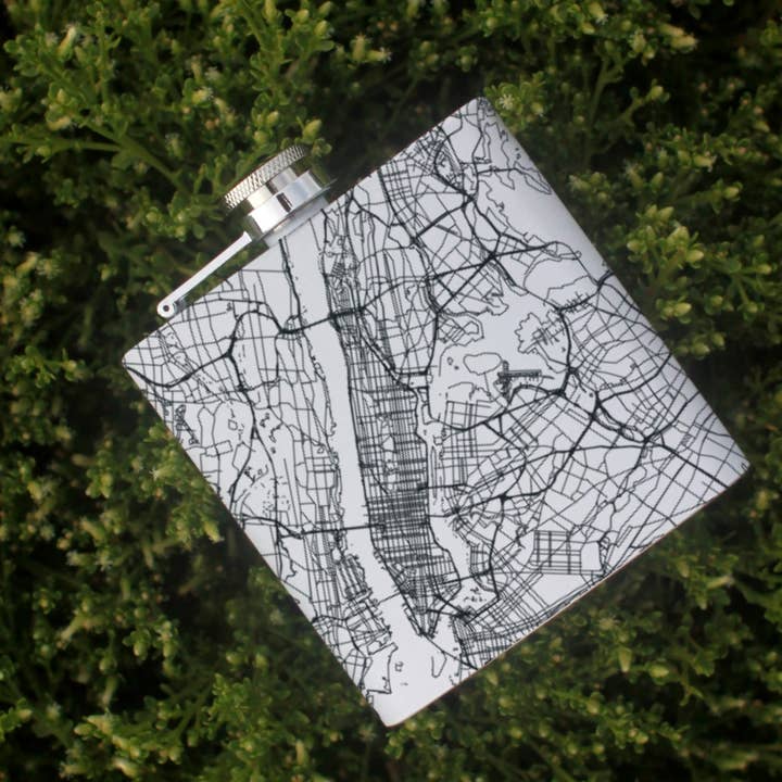 Flacon de hanche New York NY Map en blanc mat pour la vente par JACE.design