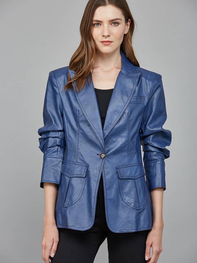 BLAZER DE IMITAÇÃO DE PELE COM DETALHE DE BOLSO DE ABA E MANGA FRANZIDA FJ75249 por atacado de FATE