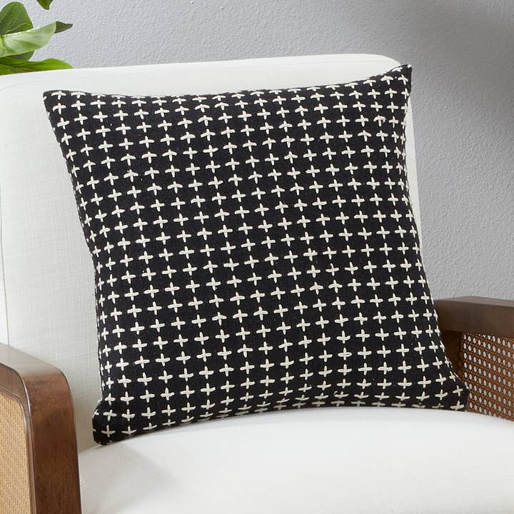 Coussin à motif en fil croisé pour la vente par Saro Lifestyle