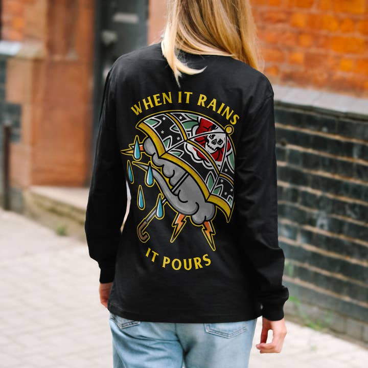 T-shirt à manches longues "Quand il pleut, il pleut à verse" (Unisexe) pour la vente par Broken Society