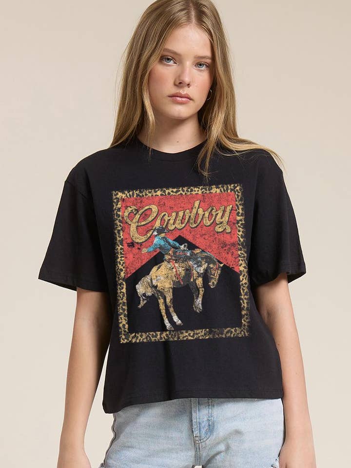 T-shirt court en faux coton premium avec graphique de cadre léopard cowboy pour la vente par Zutter