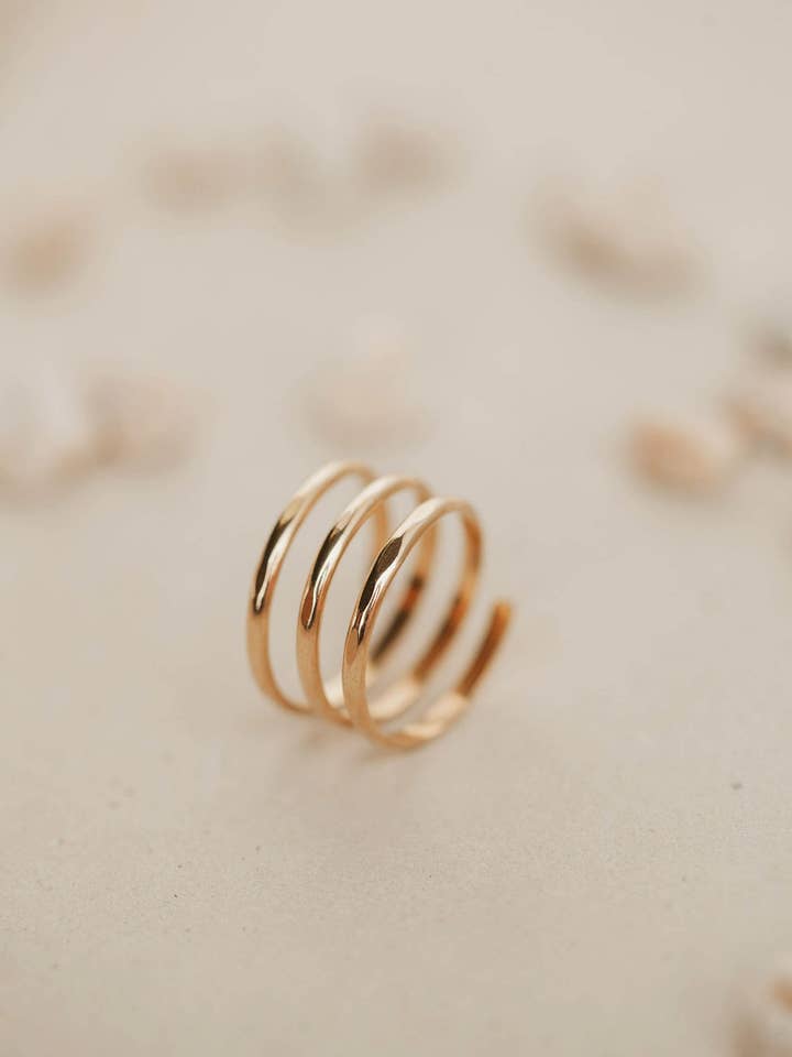 Bague à triple enveloppe | Garnissage en or 14 carats + argent sterling pour la vente par Hello Adorn