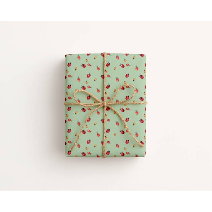 Mariehøns på grøn, forårsinsekt fødselsdagsgavepapir for engroshandel hos By Caroline Ann