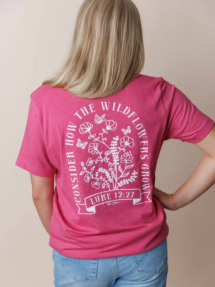 Considérez le t-shirt framboise Wildflowers pour la vente par Rohi Clothing