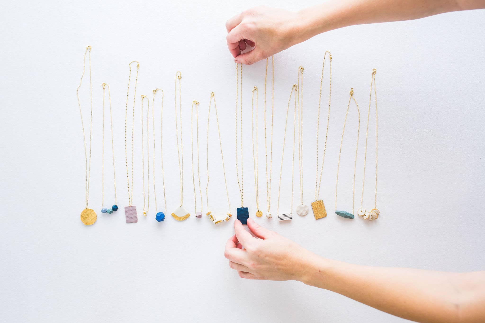 Jenna Vanden Brink Ceramics – wholesale Hänge-/berlockhalsband – Petite facetterade porslin halsband6