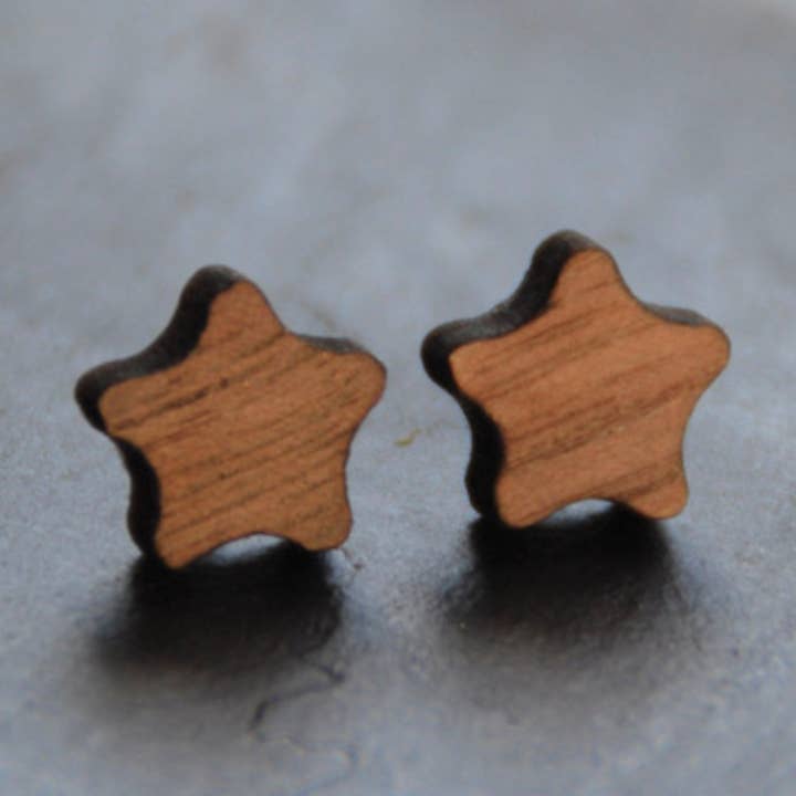 Kleine Ster Oorstekers in Hout, Hemelse Oorbellen voor wholesale door Deep Blue Legend Jewelry